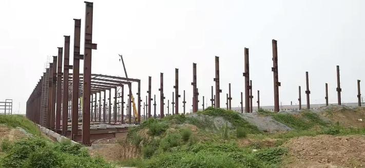 與工程監理了解工程進1#建筑中39米跨鋼架即將合攏俯瞰整個扶風建設